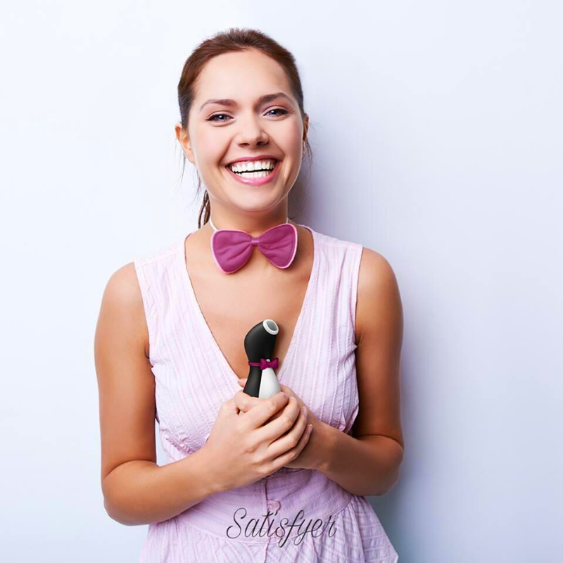Satisfyer Pro Penguin Next Generation bezdotykowy masażer łechtaczki-trzymany-w-dloniach-przez-mloda-kobiete