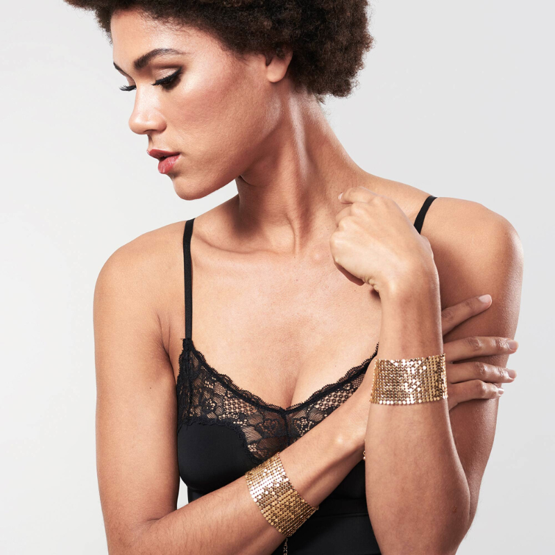 bijoux-indiscrets-desir-metallique-kajdanki-z-lancuszkow-zlote-na-dloniach-kobiety