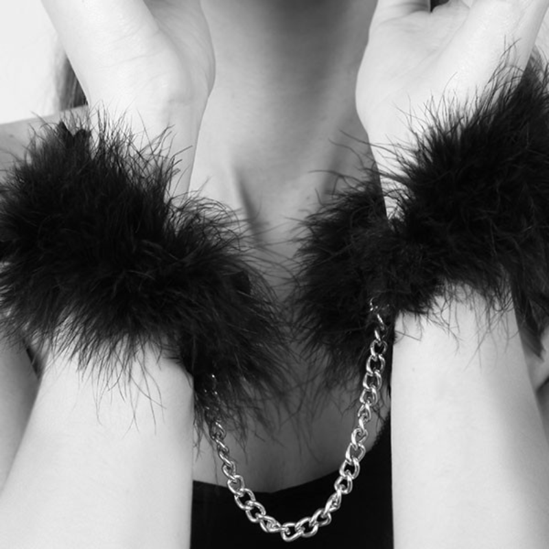 bijoux-indiscrets-za-za-zu-kajdanki-z-piorek-czarne-czarno-biale-zdjecie-kajdanki-na-dloniach-dziewczyny