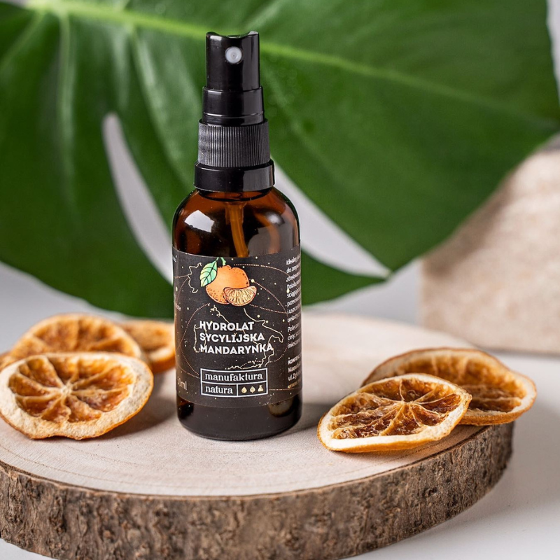 manufaktura-natura-hydrolat-mandarynka-sycylijska-50-ml-100-%-organic-na-drewnianej-podkladce-suszone-mandarynki-owoc-mandarynki