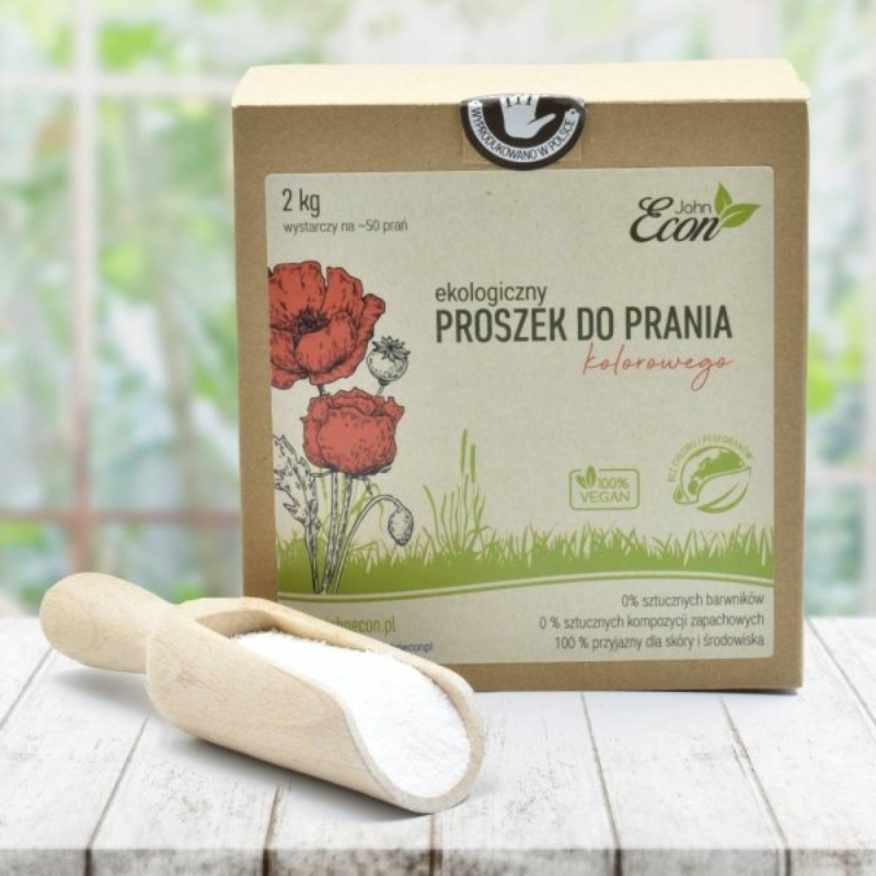 john-econ-ekologiczny-proszek-do-prania-kolorowego-2-kg-proszek-na-drewnianej-lyzce-na-jasnym-blacie