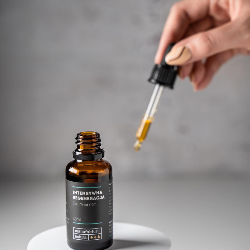 manufaktura-natura-serum-intensywna-regeneracja-30-ml-butelka-pipetka-na-jasnoszarym-tle