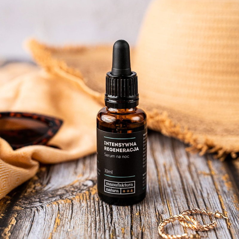 manufaktura-natura-serum-intensywna-regeneracja-30-ml-slomkowy-kapelusz-chusta-na-szarym-stole