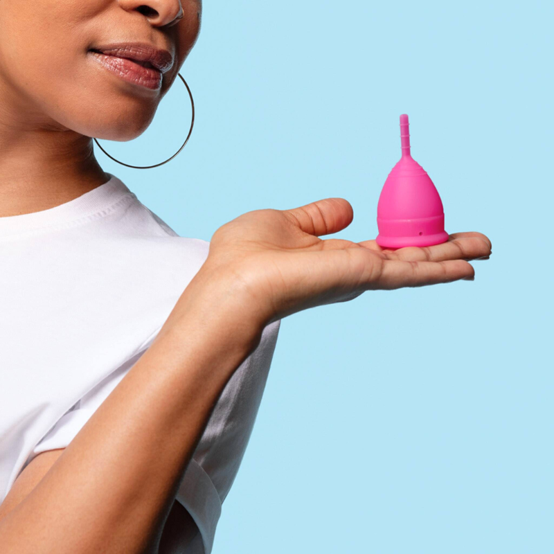 lunette-kubeczek-menstruacyjny-rozowy-w-dloni-mlodej-kobiety