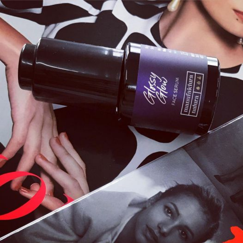 manufaktura-natura-glossy-glow-serum-nawilzajaco-rozswietlajace-do-twarzy-weganskie-nawilzajace-rozswietlajace-wygadzajace-regenerujace-ujednolicajace-koloryt-15-ml