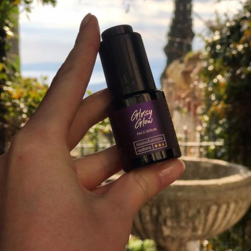 manufaktura-natura-glossy-glow-serum-nawilzajaco-rozswietlajace-do-twarzy-weganskie-nawilzajace-rozswietlajace-wygadzajace-regenerujace-ujednolicajace-koloryt-15-ml