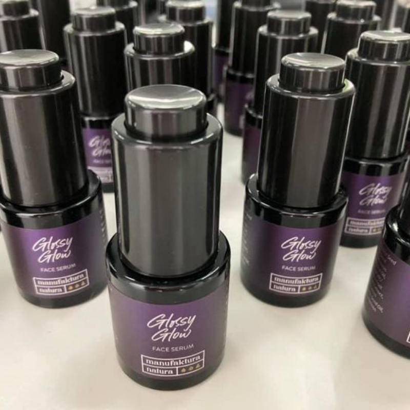 manufaktura-natura-glossy-glow-serum-nawilzajaco-rozswietlajace-do-twarzy-weganskie-nawilzajace-rozswietlajace-wygadzajace-regenerujace-ujednolicajace-koloryt-15-ml