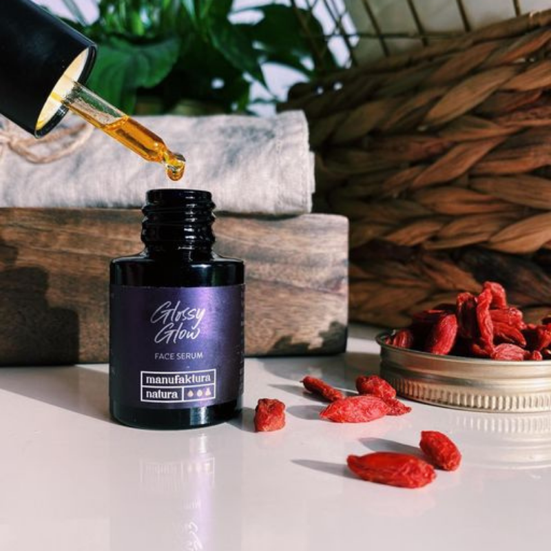 manufaktura-natura-glossy-glow-serum-nawilzajaco-rozswietlajace-do-twarzy-weganskie-nawilzajace-rozswietlajace-wygadzajace-regenerujace-ujednolicajace-koloryt-15-ml