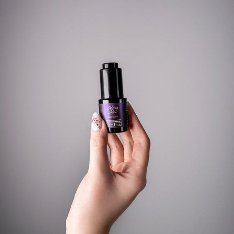 manufaktura-natura-glossy-glow-serum-nawilzajaco-rozswietlajace-do-twarzy-weganskie-nawilzajace-rozswietlajace-wygadzajace-regenerujace-ujednolicajace-koloryt-15-ml