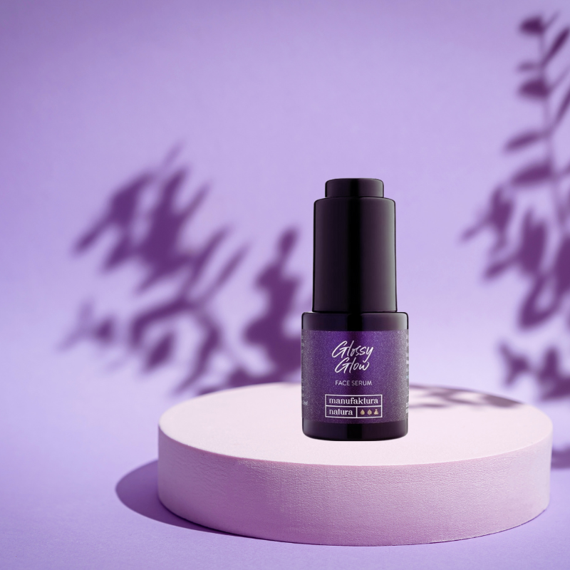 manufaktura-natura-glossy-glow-serum-nawilzajaco-rozswietlajace-do-twarzy-weganskie-nawilzajace-rozswietlajace-wygadzajace-regenerujace-ujednolicajace-koloryt-15-ml