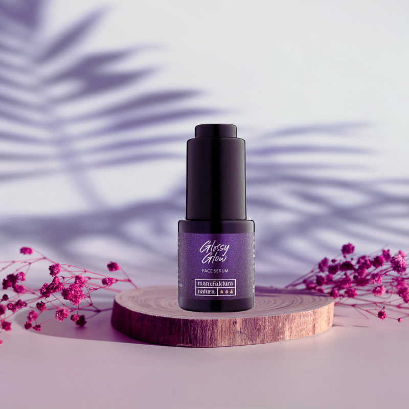 manufaktura-natura-glossy-glow-serum-nawilzajaco-rozswietlajace-do-twarzy-weganskie-nawilzajace-rozswietlajace-wygadzajace-regenerujace-ujednolicajace-koloryt-15-ml