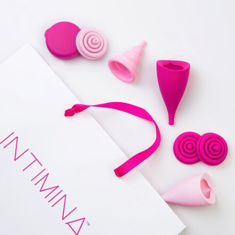 zestaw-produktow-intimina-lily-cup-rozowe-i-jasnorozowe-kubeczki-menstruacyjne-akcesoria-do-higieny-intymnej-ekologiczne-i-wielorazowe-rozwiazania-w-torebce-prezentowej