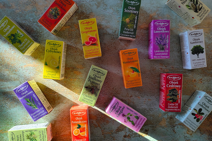 olejki-eteryczne-bamer-naturalne-rozmarynowy-cytrynowy-grejpfrutowy-mandarynkowy-lawendowy-kamforowy-cedrowy-jodlowy-tymianowy-pomaranczowy-na-kamiennym-tle-z-promieniami-swiatla