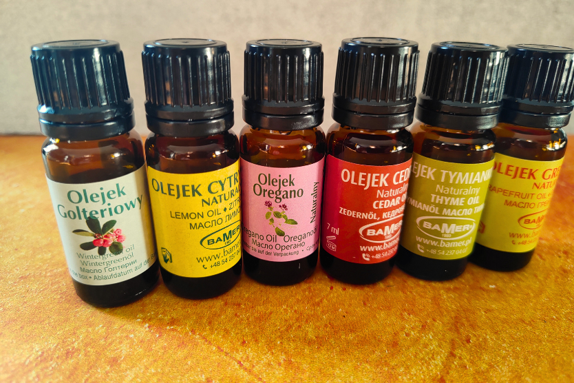 olejki-eteryczne-bamer-naturalne-w-szklanych-buteleczkach-golteriowy-cytrynowy-oregano-cedrowy-tymianowy-grejpfrutowy-na-cieplym-zlocisto-brazowym-tle