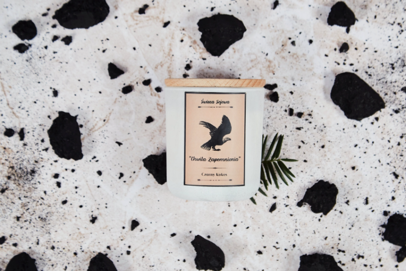 swieca-sojowa-chwila-zapomnienia-czarny-kokos-naturalna-swieczka-z-drewnianym-wieczkiem-na-jasnym-tle-z-czarnymi-fragmentami