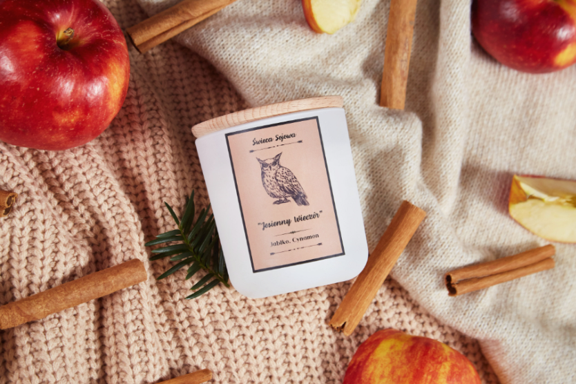 swieca-sojowa-jesienny-wieczor-z-motywem-sowy-zapach-jablka-i-cynamonu-naturalna-swieczka-zapachowa-z-drewnianym-wieczkiem-otoczona-jablkami-i-laskami-cynamonu-na-kocu-swieczka-naturalna
