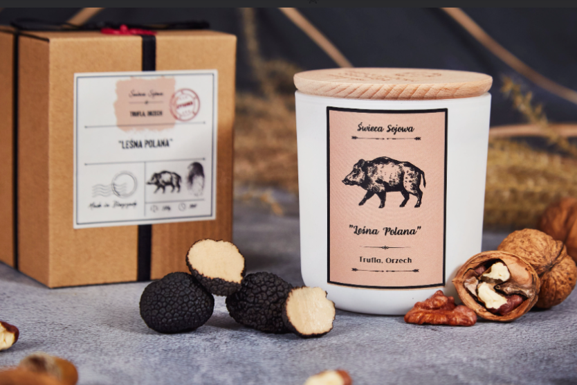 swieca-sojowa-lesna-polana-trufla-orzech-naturalna-swieczka-z-drewnianym-wieczkiem-w-opakowaniu-ekologicznym-otoczona-orzechami-i-truflami-na-stole
