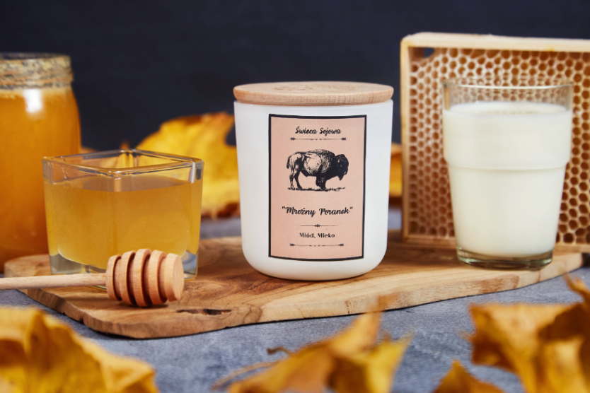 swieca-sojowa-mleczny-poranek-miod-mleko-naturalna-swieczka-z-drewnianym-wieczkiem-na-desce-w-otoczeniu-miodu-mleka-i-plastrów-miodu