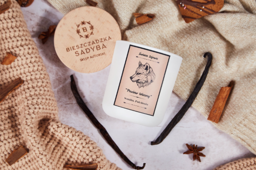 swieca-sojowa-powiew-wiosny-wanilia-patchoula-naturalna-swieczka-z-drewnianym-wieczkiem-na-kocu-w-otoczeniu-laski-wanilii-cynamonu-i-gwiazdek-anyzu