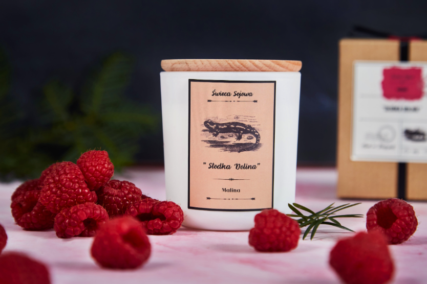 swieca-sojowa-slodka-dolina-malina-naturalna-swieczka-z-drewnianym-wieczkiem-w-opakowaniu-ekologicznym-w-otoczeniu-swiezych-malin-na-rozowym-tle