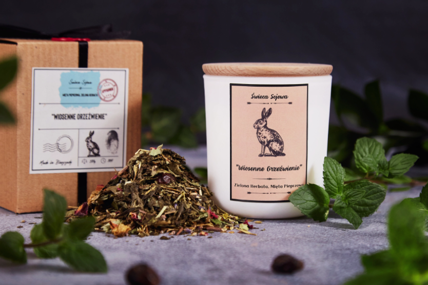 swieca-sojowa-wiosenne-orzezwienie-zielona-herbata-mieta-pieprzowa-naturalna-swieczka-z-drewnianym-wieczkiem-w-opakowaniu-ekologicznym-w-otoczeniu-miety-i-herbaty