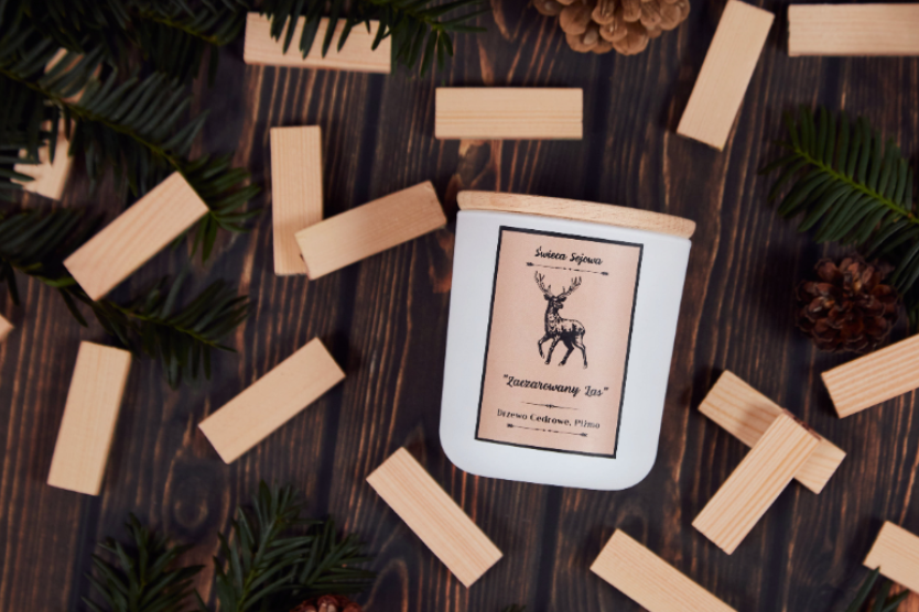 swieca-sojowa-zaczarowany-las-drzewo-cedrowe-pizmo-naturalna-swieczka-z-drewnianym-wieczkiem-w-otoczeniu-drewnianych-klockow-galezi-i-szyszek