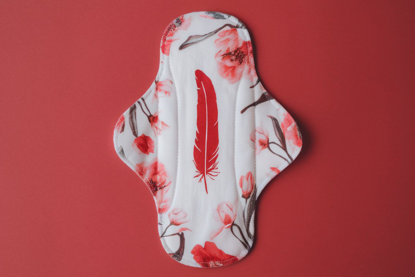 wielorazowa-podpaska-higieniczna-bawelniana-ekologiczna-lekka-ochrona-menstruacyjna-kwiatowy-motyw-piorko-czerwone-tlo
