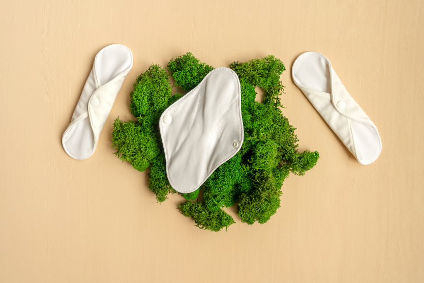 wielorazowe-podpaski-higieniczne-bawelniane-ekologiczne-alternatywa-dla-jednorazowych-produktow-menstruacyjnych-naturalna-kompozycja