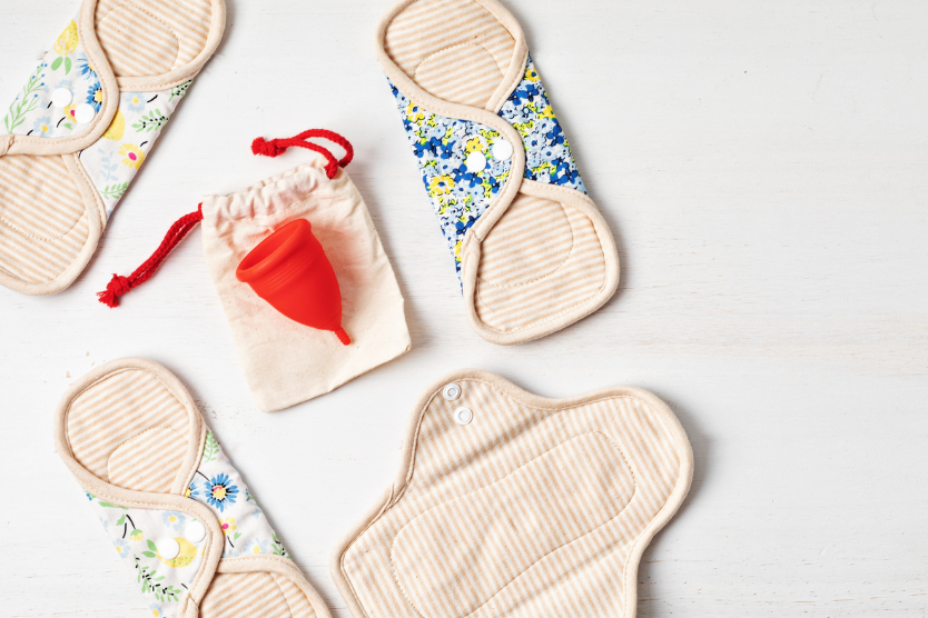 wielorazowe-podpaski-higieniczne-bawelniane-z-naturalnych-materialow-ekologiczne-wkladki-menstruacyjne-kubeczek-silikonowy-czerwona-sakiewka