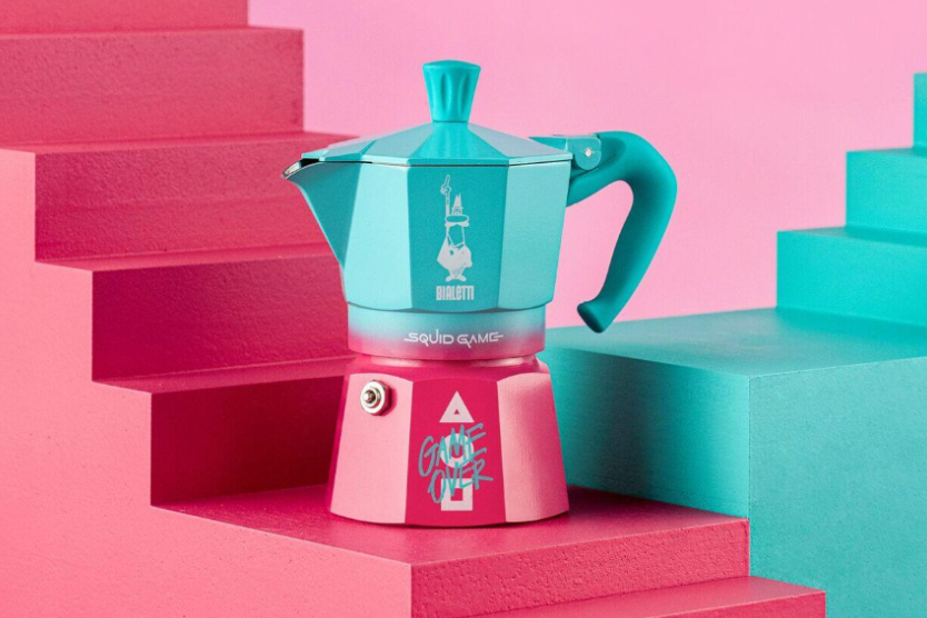 Kolorowa kawiarka Bialetti Squid Game w stylu pop-art