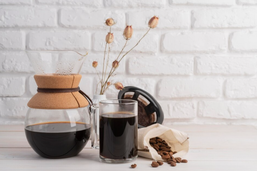 Chemex z kawą i filiżanka na jasnym tle