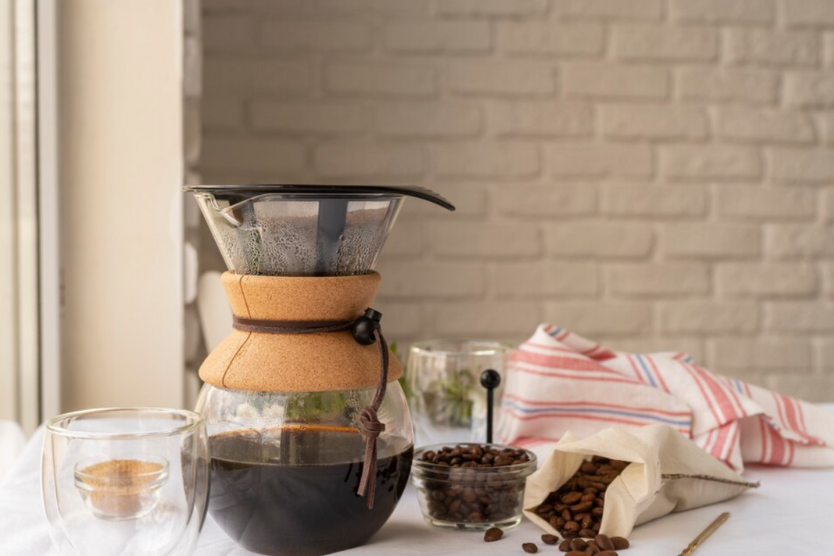 Chemex z kawą i woreczek z ziarnami na białym tle