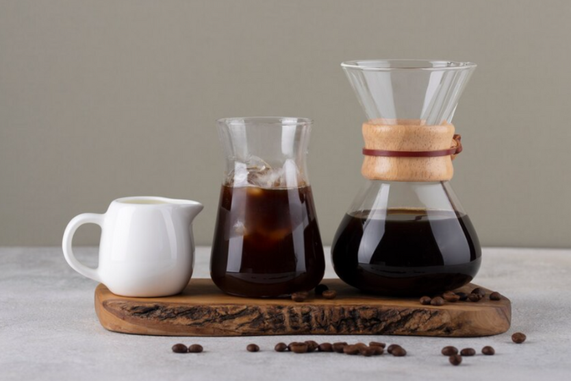 Chemex, kawa na lodzie i dzbanek z mlekiem
