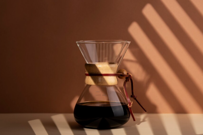 Chemex z kawą w promieniach światła