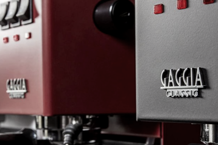 Ekspresy kolbowe Gaggia Classic w kolorze czerwonym i szarym
