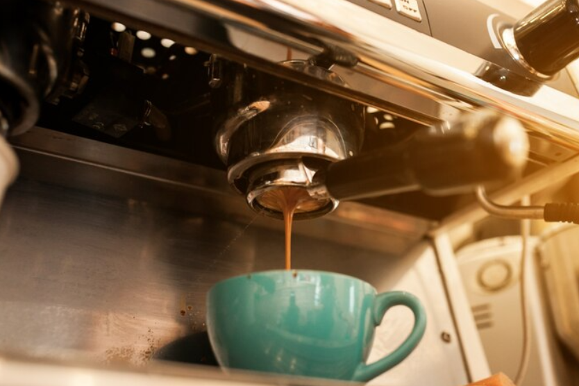 Parzenie espresso w ekspresie kolbowym do turkusowej filiżanki