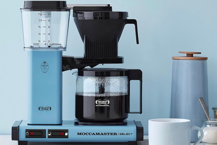 Ekspres przelewowy Moccamaster z dzbankiem kawy i filiżanką