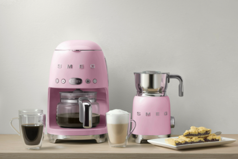 Różowy ekspres przelewowy SMEG z kawą i spieniaczem mleka