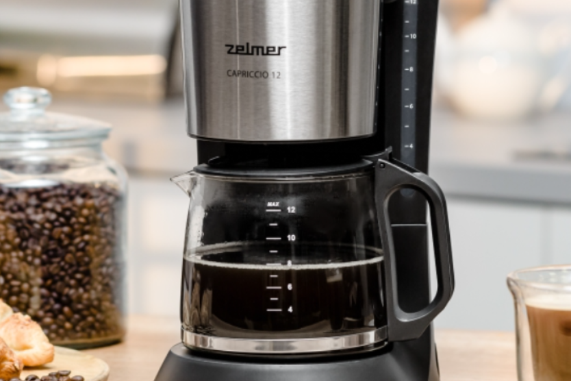 Ekspres przelewowy Zelmer Capriccio 12 z kawą na kuchennym blacie