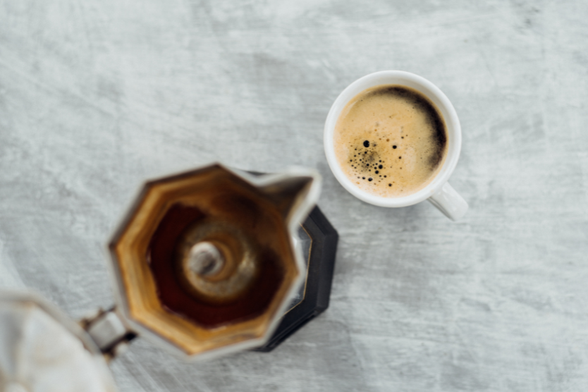 Świeżo zaparzone espresso z kawiarki