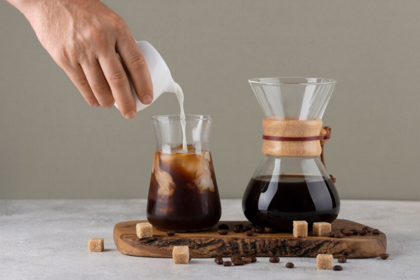 Nalewanie mleka do kawy z Chemexa