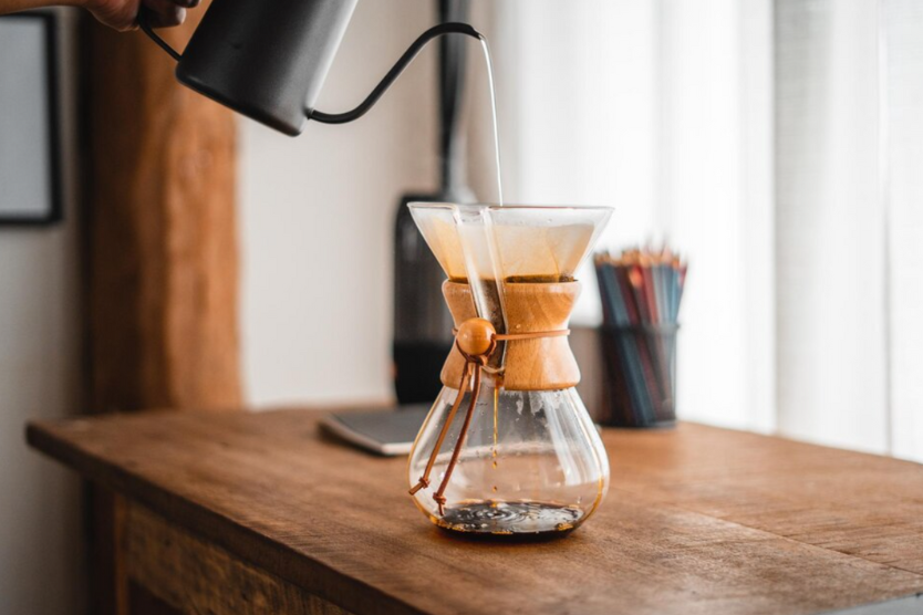 Parzenie kawy w Chemexie na drewnianym stole
