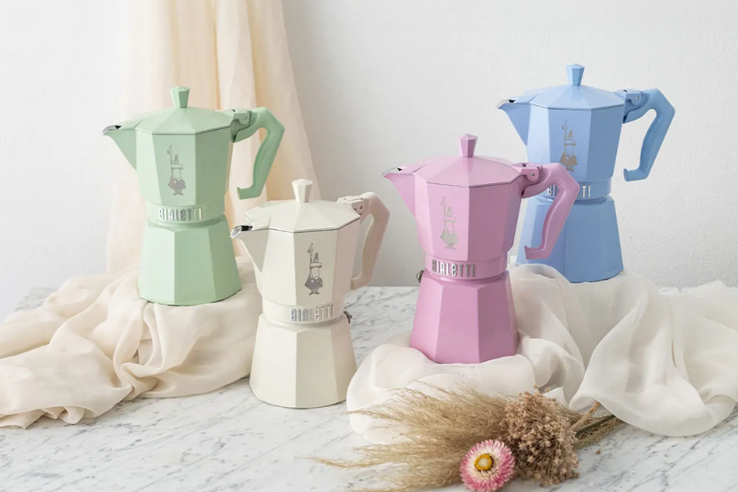 Pastelowe kawiarki Bialetti na marmurowym stole