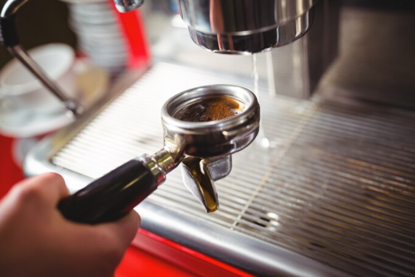 Portafilter z kawą przygotowany do parzenia w ekspresie kolbowym