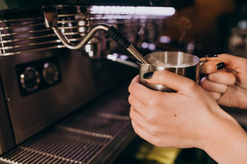 Spienianie mleka dyszą ekspresu kolbowego