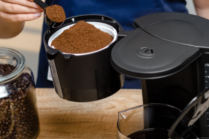 Wsypywanie zmielonej kawy do ekspresu przelewowego