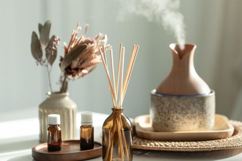 Dyfuzor zapachowy z olejkami eterycznymi i patyczkami na tle naturalnym