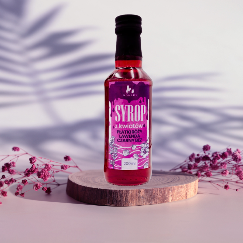 syrop kwiatowy Nomads 200 ml na tle dekoracyjnym z cieniem liści