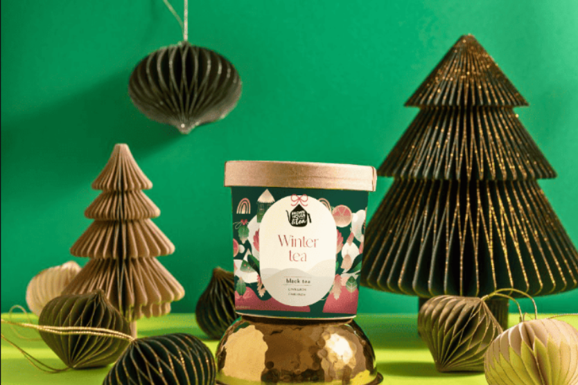 Winter Tea – czarna herbata z przyprawami w ekologicznej kraftowej puszce na tle świątecznej dekoracji w stylu zero waste