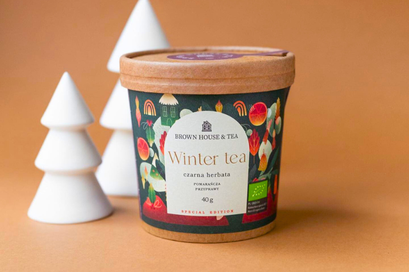 Winter Tea – czarna herbata z przyprawami i pomarańczą w kraftowej puszce na tle minimalistycznej zimowej scenografii